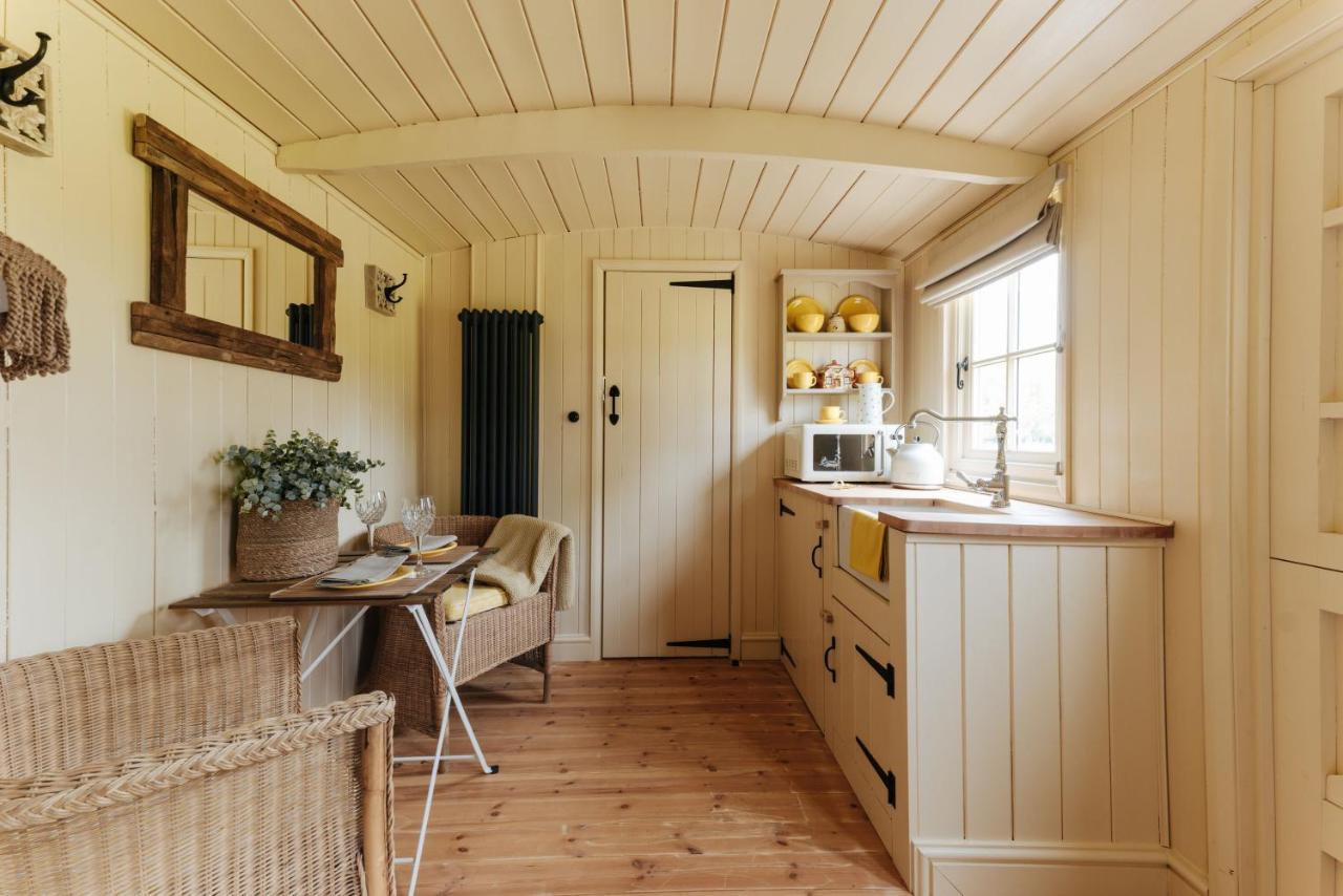 The Shepherds Huts & The Well Lodge At Ormesby Manor Ormesby Saint Michael Exterior foto